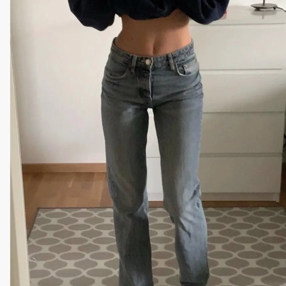 Ett par jättefina zara jeans i storlek 38, (lånade bilder) bra skick och är slutsålda på hemsidan. Säljer pågrund av att de är för korta på mig som är 176.. Jeans & Byxor.