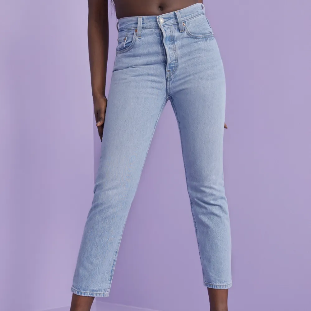 Säljer ett par riktigt snygga jeans från Levi’s. Använd fåtal gånger så i fint skick! 100% bomull, töjer sig lite när man använder dom. Storlek W27/L26, jag har oftast S/36 i byxor och sitter bra. Jag är 165 och dom slutar strax innan ankeln. Ljusblåa 😍. Jeans & Byxor.