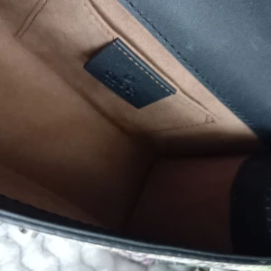 Gucci supreme padlock bloom print - Liten axelväska i äktaskinn och metall kedja samt fungerande lås. 