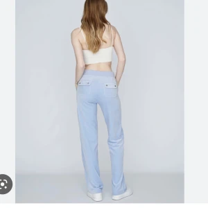 Juciy couture  - Jag säljer mina fina juciy coutore i ljusblå färg. Dem har två små märken men det syns inte alls på avstånd. Storlek xs men passar också s. Skriv privat för mer bilder 💞