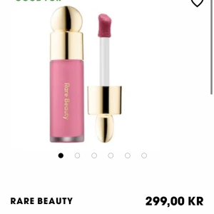 Rare beauty blush I färgen ”happy” - Helt oanvänd råka köpa samma blush färg som jag redan har. 
