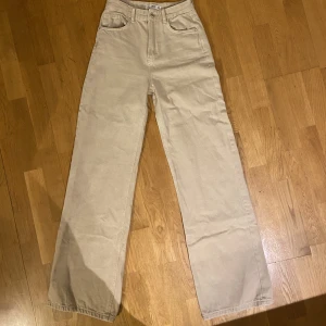 Beige Jeans, strl 34/36 - Säljer dessa beiga raka byxor från pull&bear som blivit försmå:/ Trotts att jag älskar byxorna har de knappt blivit använda så de är i väldigt bra skick! De är i strl 34 men passade mig bra som va 36! Nypris 400 kr
