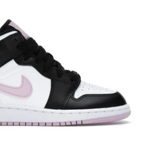 Rosa Svarta Jordan 1 Mid - Jag skulle vilja sälja dom här för det är inte riktigt min stil längre men dom är fortfarande i jättebra skick och bara använd ett fåtal gånger. Dom ska såklart tvättas å lite sånt innan dom skickas iväg Pris kan diskuteras! Jag står för frakten