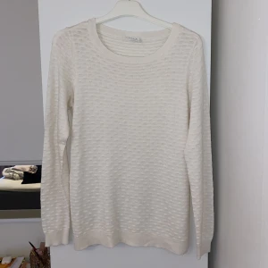 VILA vit stickad tröja - Den är i jättefint skick, ser ut som ny! Den är i storlek S, och kan bäras som oversize. Tycker dock att den motsvarar ett M/L i normala storlekar. Vit