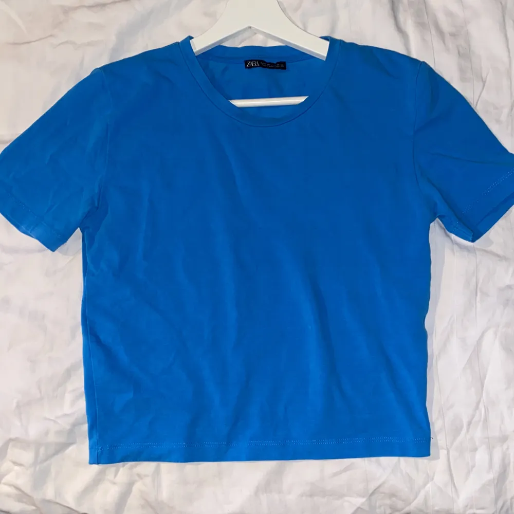 En super fin och gullig blå T-shirt från Zara. Den är liten i storleken så växte ur den fort. Knappt använd och är i fint skick. Köparen står för frakt. T-shirts.