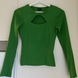 Tröja utskurna detaljer  - Superfin tröja från Ginatricot med utskuren detalj. Sparsamt använd. Mycket fint skick. Funkar både till vardag eller fest!