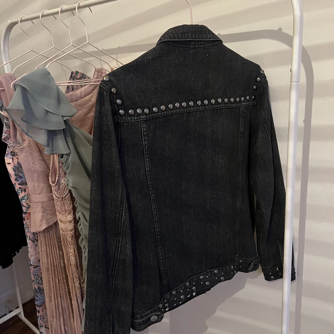 Jeansjacka med nitar  - 90