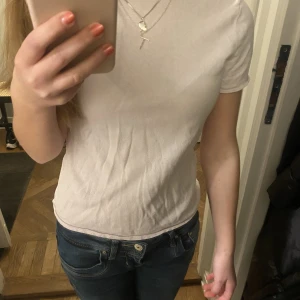Ljuslila stickad t-shirt💘 - Köptes från Zara i våras, inget tecken på användning🥰