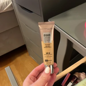 Foundation  - Super fin foundation som ger såå fint glow! Tyvärr är färgen för mörk för mig och därför inte kommit till användning! 
