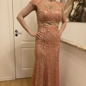 Vacker rosa långklänning - Passar såväl bröllop som bal. Storlek 34, använd en gång. Skickar fler bilder vid intresse. 