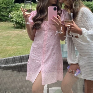 Sommarklänning  - Rosamönstrad klänning med puffärmar strl xs