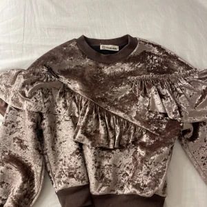 BRUN SAMMET SWEATER - En mysig sweater i sammetstyg! Säljes pga låg användning! 