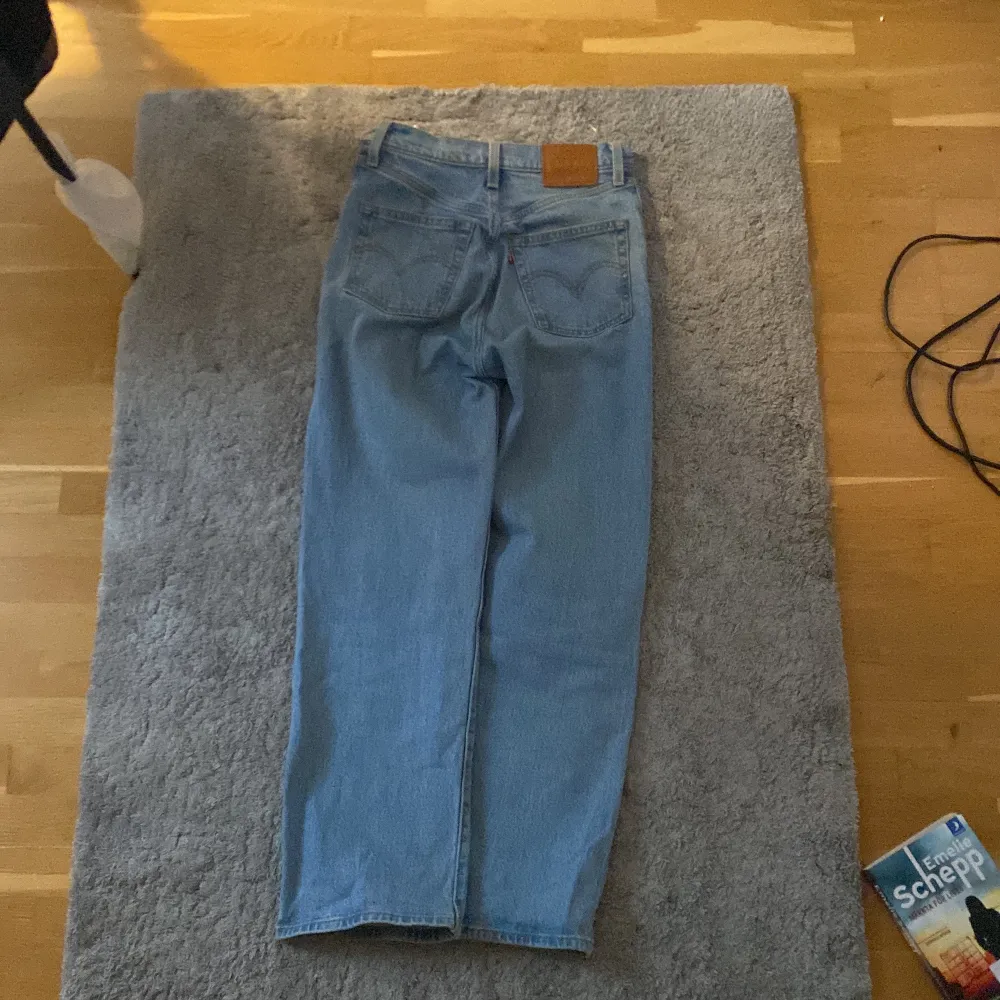 Jeansen är använda ett fåtal gånger.De har medelhög midja och är raka i modellen. Jeansen är i storlek 24.. Jeans & Byxor.