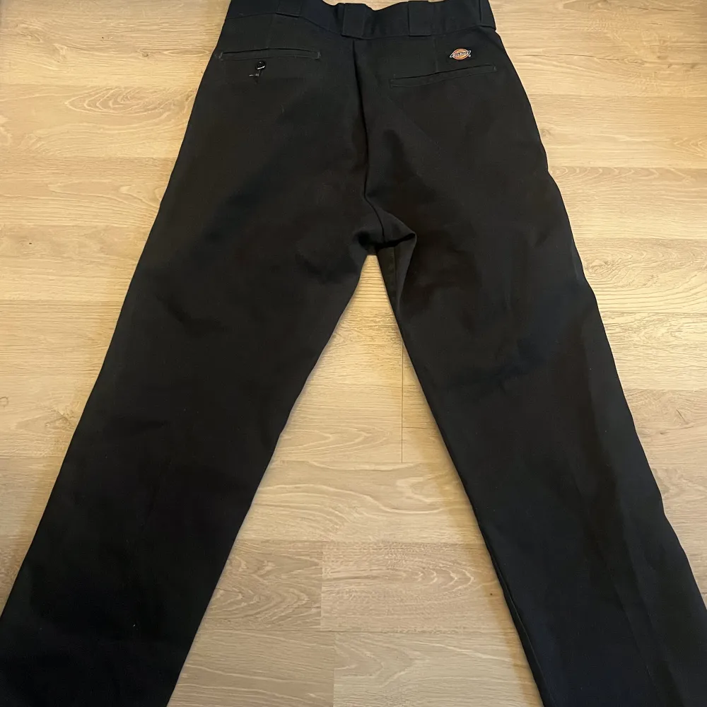 Byxor från dickies, knappt använda så i bra skick säljer då jag aldrig använder dom längre! Köparen står för frakt . Jeans & Byxor.