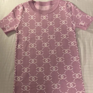 Lätt klänning  - Jag har aldrig haft den utomhus och har använt den 1-2 gånger:)! Jag vet inte var den är ifrån, har jag inte köpt den!