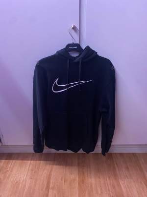 En Nike hoodie i storlek M, bra skick och har inte använts mycket.