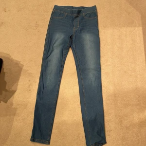 Skinny jeans  - Leggings material och ser ut som jeans. Blå👍🏻