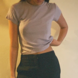 Lila t-shirt - Lila t-shirt från Weekday Storlek XS  Säljes då den inte används längre.  Meddela vid intresse 💌