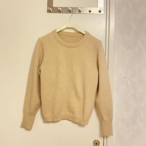 Fin beige stickad tröja - Super fin beige stickad tröja som har superfin passform använd få gånger 