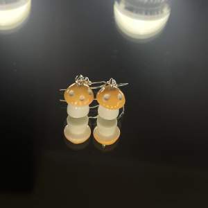Hemmagjorda orangea svamp örhängen. 🦋Material: rostfritt stål🦋  💖vad du får med: örhängen, plupp, transparent smyckes burk💖 intresserad? Tryck köp nu!