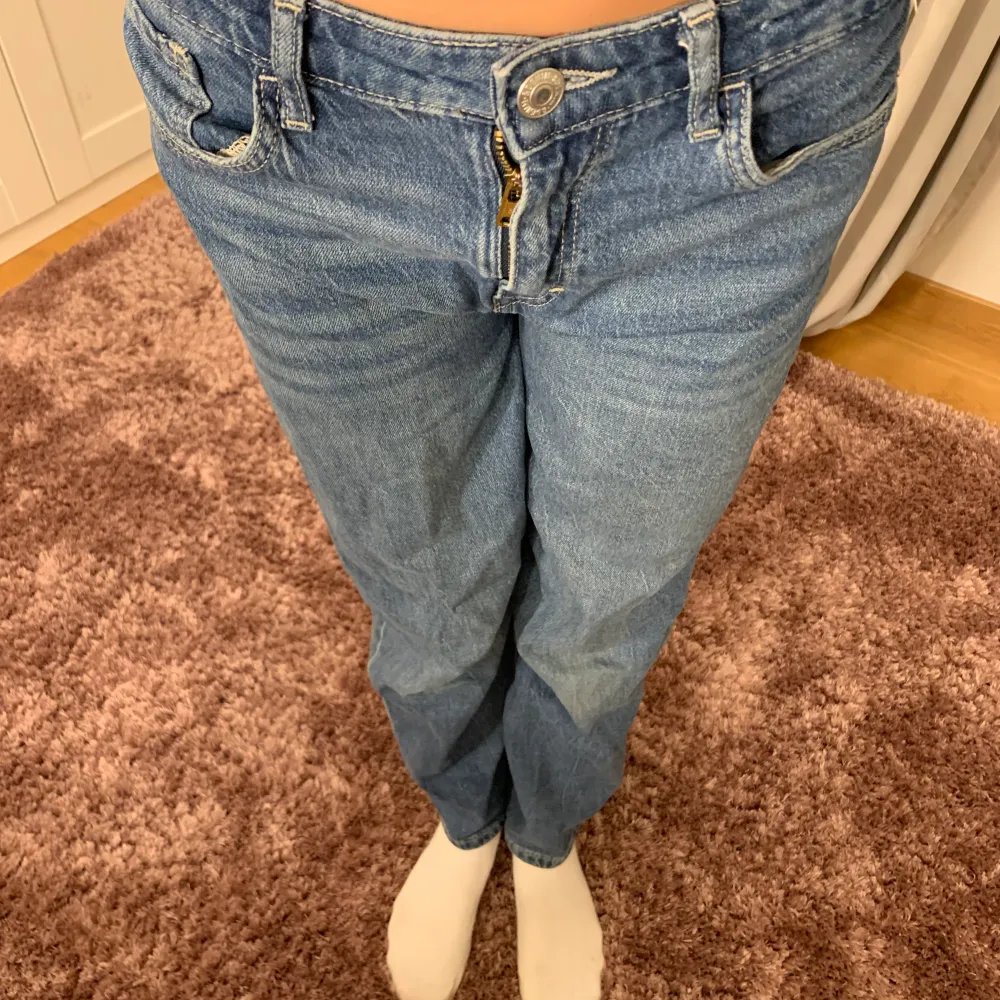 Byxorna är omsydda till lågmidjade och har därför ett veck som man ser på andra bilden. Vecket är inte så synlig när man har på sig byxorna. Säljer byxorna då som är försmå.. Jeans & Byxor.