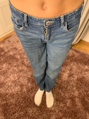 Jeans byxor  - Byxorna är omsydda till lågmidjade och har därför ett veck som man ser på andra bilden. Vecket är inte så synlig när man har på sig byxorna. Säljer byxorna då som är försmå.