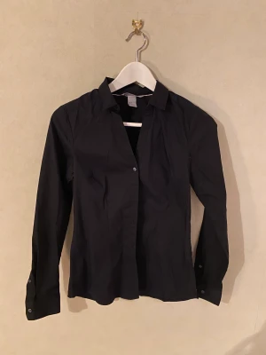 Skjorta från H&M Strl. 36 - Tunnare skjorta, knappt använd.