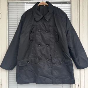 JACKA unisex  - Jacka i fint skick säljes. Unisex, upplevs som en strl: L.   Vid frakt (spårbart) tillkommer en kostnad på 66 kr som köparen får betala. 