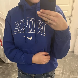 Nike vintage hoodie  - Säljer min super snygga Nike vintage hoodie som är i ett välldigt bra skick och välldigt skön dessutom. Storlek S.