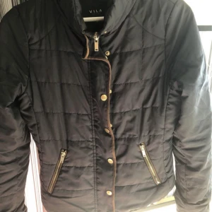 Jacka Vila - Fin jacka sparsamt använd. Strl S 