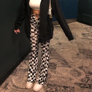 Rutiga byxor - Världens skönaste o sötaste rutiga byxor med svarta o vita blommor på + sånt band man kan knyta runt midjan. Köpta i Dublin på Bershka, använda en handfull gånger. Väldigt stretchiga!!