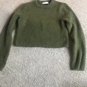 Skogsgrön stickad tröja - Superfin kroppad tröja från zara i en mörkgrön färg. Har inget att säga som jag inte gillar, används bara inte. Nästa ny bara används fåtal gånger. Kan fixa fler bilder, köparen står för frakten
