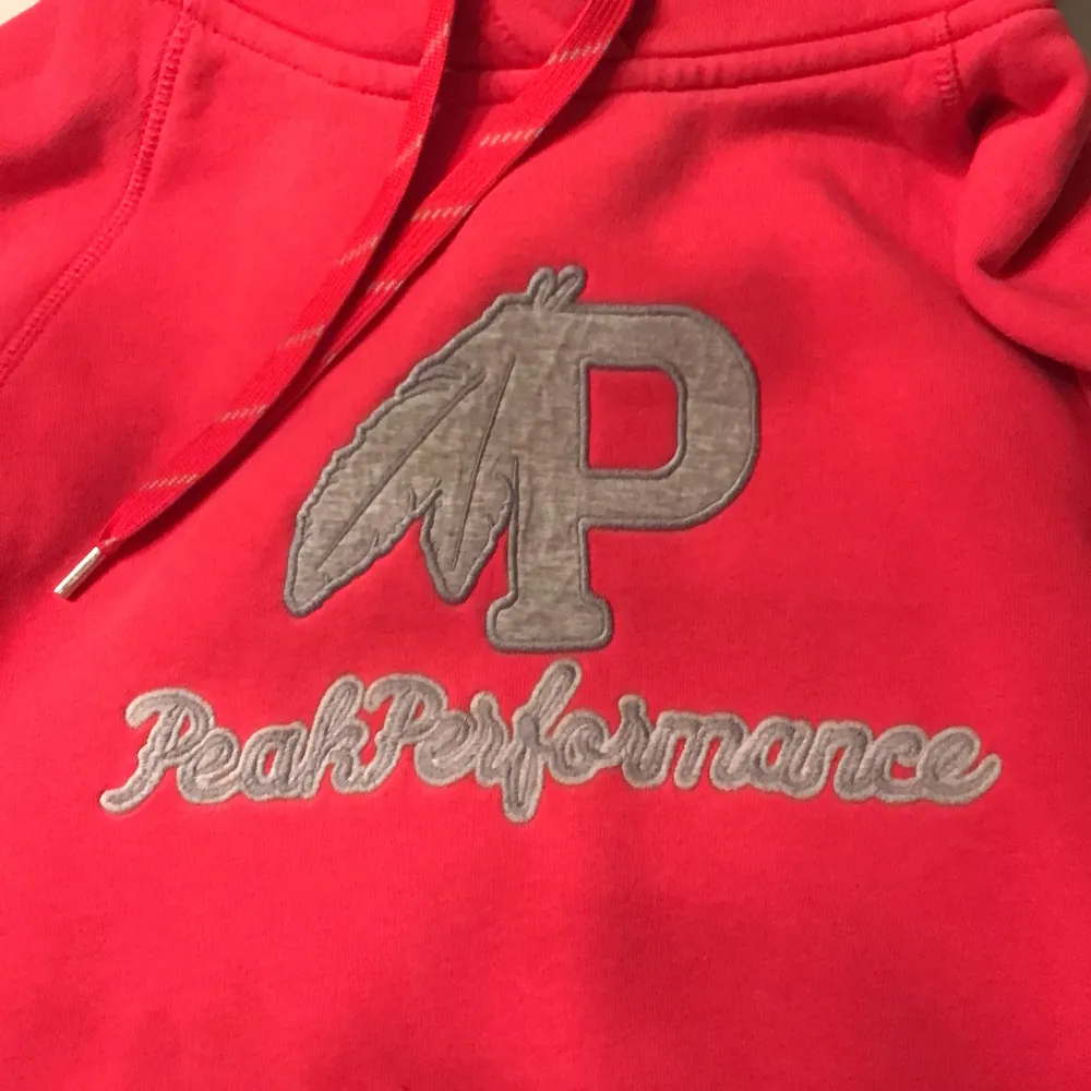 Röd hoodie från Peak Performance. Stl M. Bra skick . Hoodies.