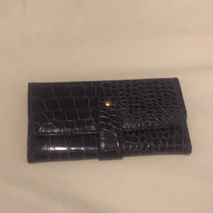 Plånbok  - Köpte plånbok på Lindex för lån dag sen, köpte den då för 159 och säljer du gör 49