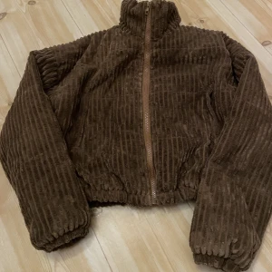 Brun jacka - Snygg brun jacka. Köpt för ca 200 om jag minns rätt. Den är för kort i armarna så går inte att använda längre🤍