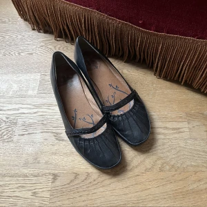 Klackskor/60s/maryjane  - Säljer dessa superfina lite Mary Jane/60s klackskor. Köpts på sellpy i storlek 38 men tyvärr lite för stora för mig. Aldrig använda och i bra skick  Pris går att diskuteras Skriv privat om ni har frågor   