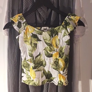 Lemon blus - Säljer min nästintill oanvämda lemon blus då den blivit förliten. 