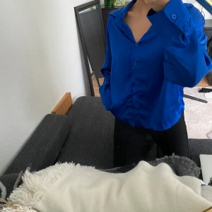 Skjorta/blus - Superfin blåa blusskjorta i storlek S