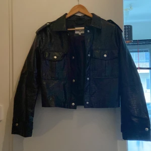 NA-KD skin jacka st:34 - Aldrig använd skin jacka säljer för att det inte är min still original pris 699kr pris kan ändras pratas om 