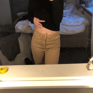 Beige jeans  - Säljer dessa fina jeans i nyskick då dom inte är min stil mer, skulle säga att dom är mid waist. Köpt på lager 157 för 300, pris går att diskutera!