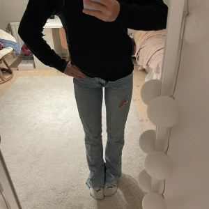 Jeans - Zarajeans med slits på sidan🙌🏻🙌🏻äääälskar! Skriv för fler bilder Nypris: 500 kr