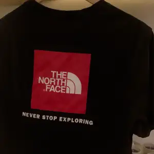 Svart TNF t-shirt med backprint. 