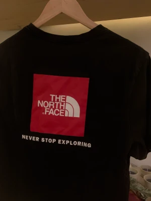 North face T-shirt - Svart TNF t-shirt med backprint. 