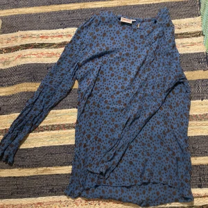 Blommig blus  - Jättesnygg blå och lilablommig blus. 