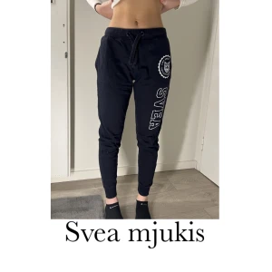 Mjukis byxor  - Säljer dessa fina mjukisbyxorna från Svea dom är i bra skick! Köparen står för frakten och jag kan tänka mig att gå ner i pris!❤️