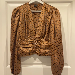 Prickig Blus - Säljer snygg blus från Gina Tricot i storlek 38. Just denna modellen har utgått från sortimentet och går inte längre att köpa. Nypris är 499kr säljs nu för 150kr. Fraktas på köparens bekostnad