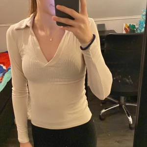 Tröja - Säljer en fin beige tunn tröja.