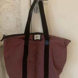 Day väska - gammalrosa  - En väl använda day väska i bra skick 