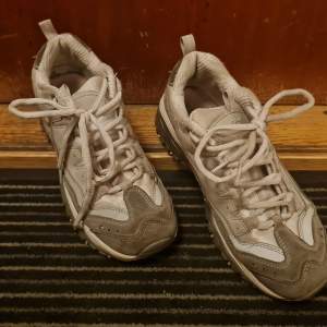 Skechers skor stl 37 Kommer från ett Rökfritt och Djurfritt hem 