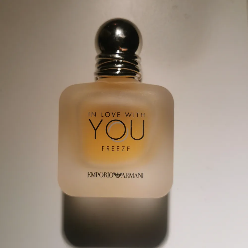 Parfym från emporio armani. Vad den luktar som finns på bild 2. En 50ml flaska som används fåtal gånger. Nypris ca 750. . Övrigt.